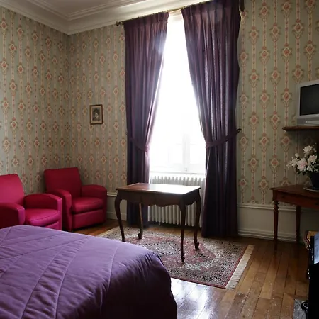 Chateau De Montbraye Bed & Breakfast