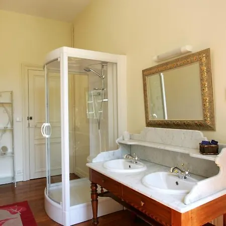 Chateau De Montbraye 4*