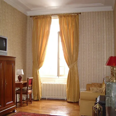 Chateau De Montbraye Bed & Breakfast 3*