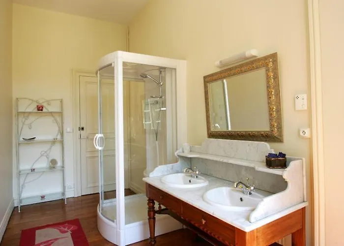 Chateau De Montbraye 3*